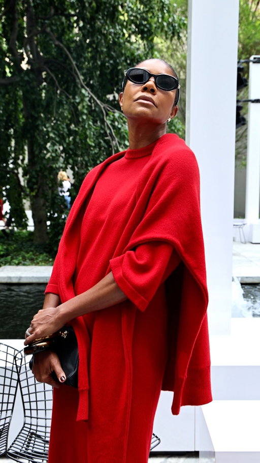 On display: We asked our S/S 2027 show guests to pose like works of art and they found themselves right at home in the MoMA’s Sculpture Garden.
 
#MichaelKorsCollection
#NYFW