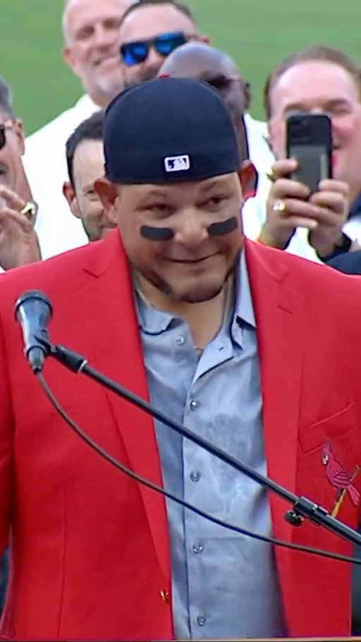 One last detail before Yadi’s speech!