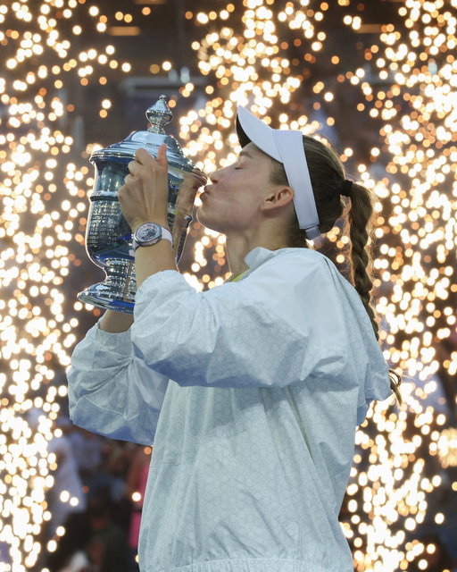 Elena Rybakina is the new #USOpen women's singles champion! She defeated two-time defending champ Aryna Sabalenka in a hard-fought three-set match on Saturday afternoon. It's her first US Open title and third Grand Slam, and she also claimed the world no. 1 ranking for the first time earlier this week. Congratulations @lenarybakina! 🏆

📷: @gettyimages