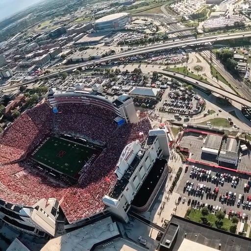 POV: Jumping into the Sea of Red w/ the @usaf_wingsofblue 🌊🔴✈️