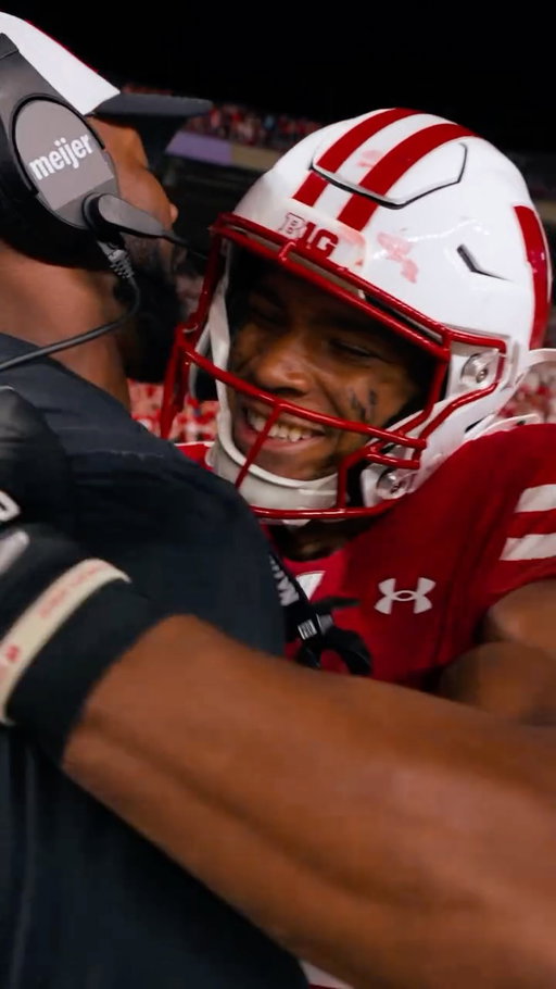 Get you some teammates who celebrate your first touchdown like this 🥹