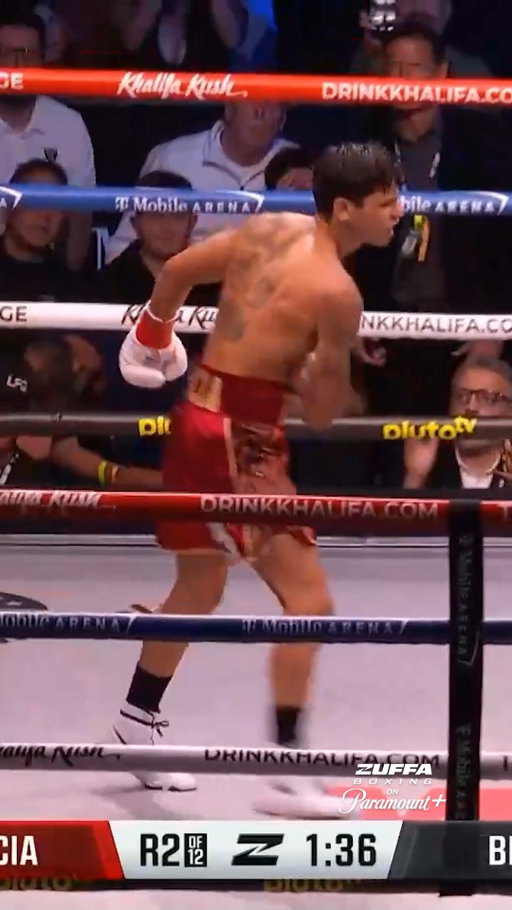JUST LIKE THAT 😱 🏆🇺🇸 @KingRyan shuts down Conor Benn in RD 2! #GarciaBenn
