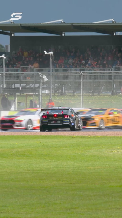 The AirTouch 500 didn’t even make it through the first corner without drama 😮😮