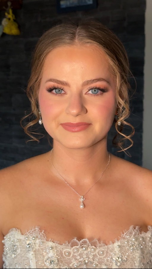 Svadobný Makeup pre krásnu nevestu Sofiu 👰🏼‍♀️🥰
.
Už dávno som nelicila moju menovkyňu, a vždy ma zmiatlo koľko krát ju niekto oslovil. 
.
.
.
#bridalglam #bridalmakeupartist #svadobnymakeup #makeupartistslovakia