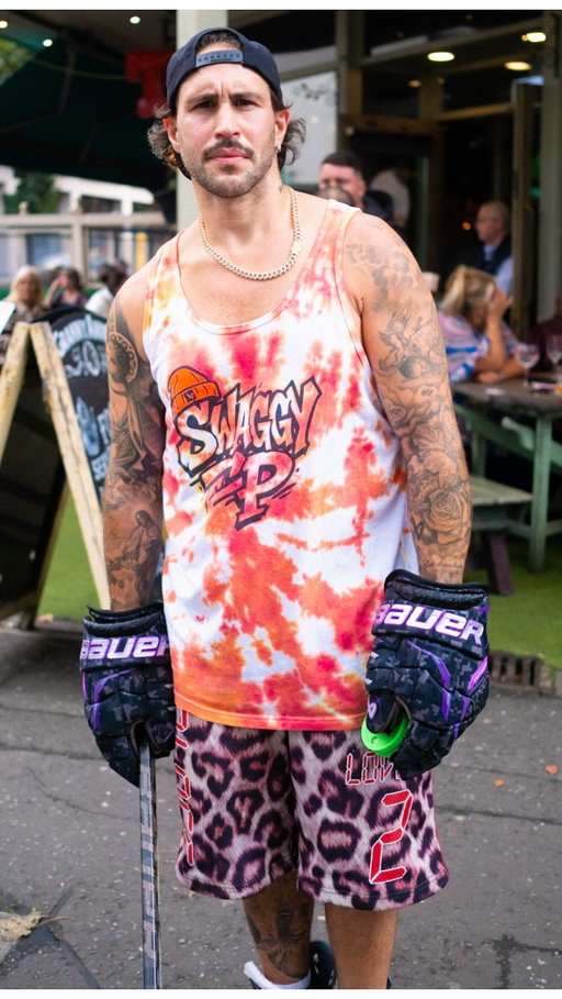 I had no idea who I was about to walk up to 😅

#icehockey #streetportraits #athlete #portraitphotography #streetportrait