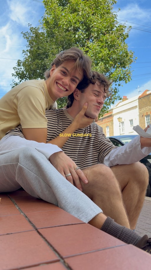No one I’d rather spend my Sundays with💐