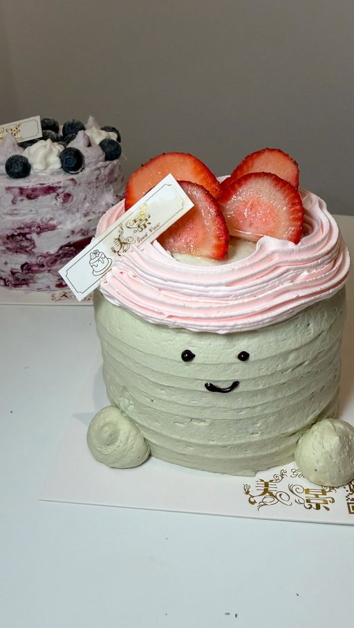 I can’t believe I got these cakes for only $10 each! They were light and fluffy and not too sweet. Plus they even came with free candles. 🎂 
*pay in cash so they don’t charge you tax
📍 Neaves / J & E Party Hall
7819 17th Ave, Brooklyn, NY 11214