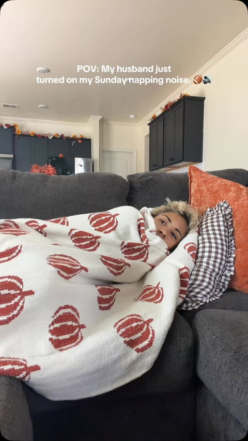 Crockpot going, my man yelling at his team and the kids enjoying the cool weather outside and im snuggled up on the couch with no plans in sight.. now this is RICH 🙌🏽 #comedy #humor #football #footballsunday #sunday

Sound by @richietown