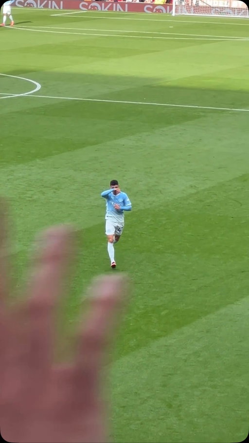 🔴🔚 Phil Foden, the boy from Stockport 𝐒𝐄𝐍𝐓 𝐎𝐅𝐅 at Old Trafford in first half of Manchester Derby 😶‍🌫️❌

🎥 ZaidBalll on X