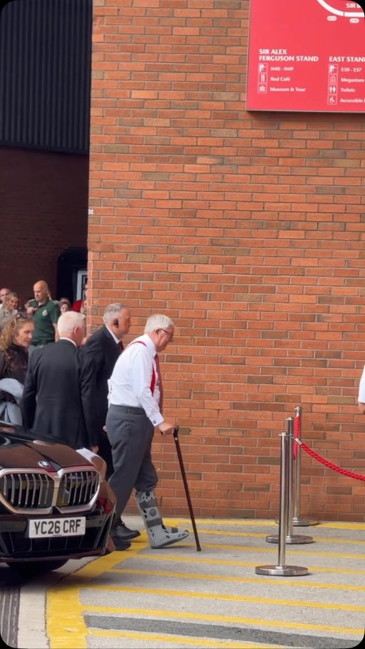 𝐒𝐢𝐫 𝐀𝐥𝐞𝐱 𝐅𝐞𝐫𝐠𝐮𝐬𝐨𝐧. 𝐀𝐥𝐰𝐚𝐲𝐬 𝐭𝐡𝐞𝐫𝐞. ❤️🐐

He could never miss a Manchester Derby @ Old Trafford, even wearing a boot at 84 years old. 𝐌𝐚𝐧𝐜𝐡𝐞𝐬𝐭𝐞𝐫 𝐔𝐧𝐢𝐭𝐞𝐝 𝐠𝐨𝐚𝐭 👑✨