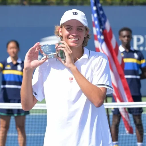 What a run! 🏆🇺🇸🇨🇦

Just three weeks ago, we started this journey on a court at Parc Thifault during an amazing week in Repentigny at the perfect organized @itjbn and today you’re a US Open Junior Singles Champion and Doubles Finalist.
From Repentigny to winning a Junior Grand Slam at the @usopen in just a few weeks. Crazy how quickly things can happen in tennis.

@marcel.latak22 , you earned every bit of this. A great kid,  humble, hardworking, always ready to listen, learn and compete.

Special thanks to your family and to everyone around you who supports you, helps you and believes in you every step of the way. Having the right people around you makes moments like this even more special.
It was a real pleasure to be in your corner these past few weeks.

Enjoy this moment, be proud of it… and keep going. This is only the beginning. 👊💪

@usopen
@usta

Photo USTA
