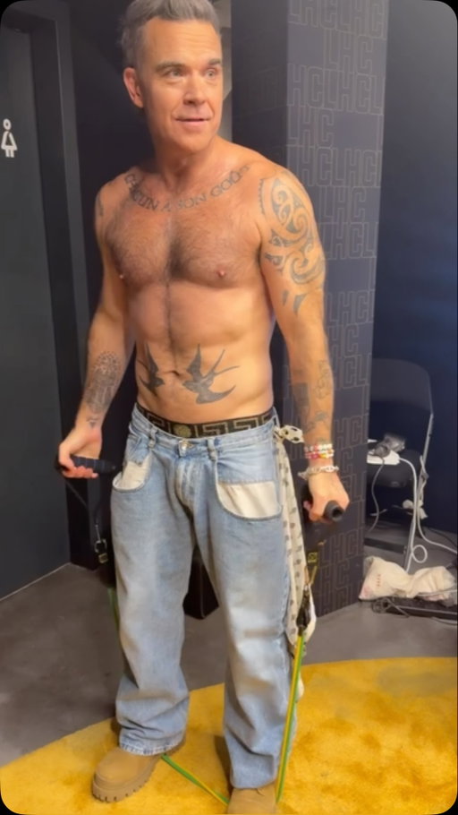 @robbiewilliams Man of Steel 😂#pregig #fitspo #robbiewilliams AWxx