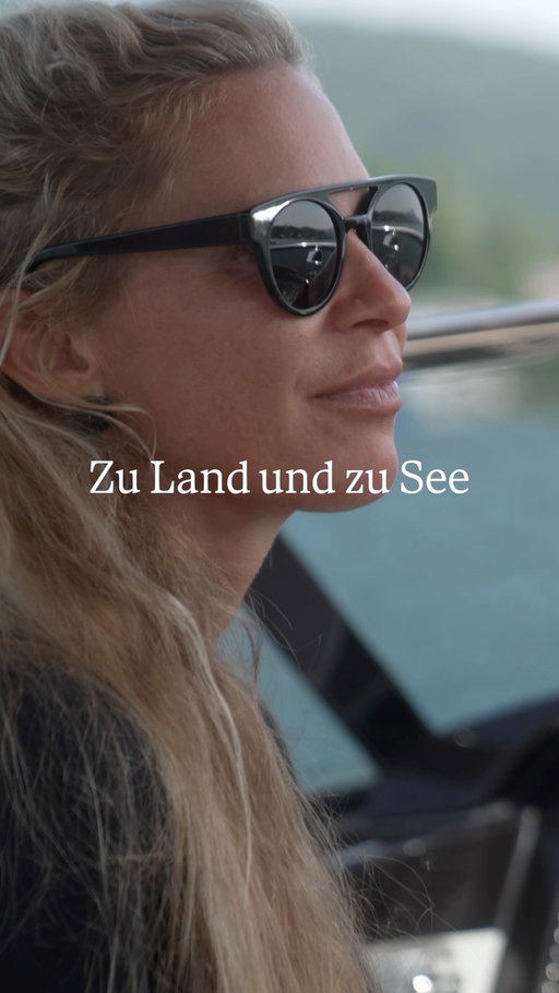 Teil 2 des Interviews: Der Schritt vom Zulieferer zur eigenen Marke verändert ein Geschäftsmodell grundlegend. Statt nur an Produktion und Entwicklung zu verdienen, können Unternehmen zusätzlich Kontrolle über Preisgestaltung, Kundenzugang und Markenwert gewinnen.

Gerade für etablierte Mittelständler liegt darin eine Chance: Jahrzehntelang aufgebautes technisches Know-how lässt sich in eigene Produkte übersetzen. Gleichzeitig steigen aber auch die Anforderungen – Markenaufbau, Vertrieb und die direkte Beziehung zum Endkunden werden plötzlich genauso wichtig wie das Produkt selbst.

Lina Gronbach, CEO & Founder von LIGRE, verfolgt genau diesen Ansatz. Die Premium-Kaffeemaschinen richten sich dabei nicht nur an Käufer, die auf technische Leistung achten, sondern an eine Zielgruppe, für die Design, Qualität und Genuss Teil des Produkterlebnisses sind.

Mehr zum Forbes x Range Rover Event gibt es auf unserer Website (Link in Bio).

Video: @forst_vanessa

#forbes #forbesaustria #rangerover #entrepreneurship #familienunternehmen