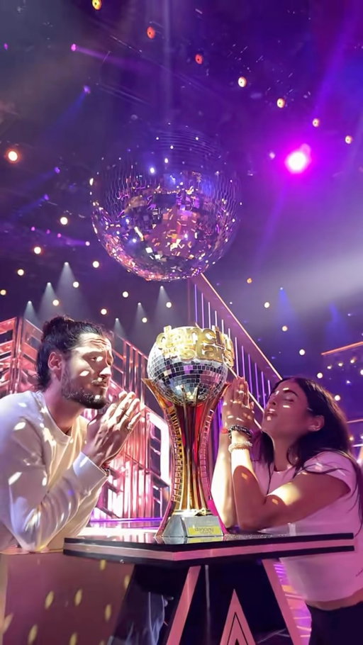 Praying to the dance gods you all text JENNA to 21523 on Wednesday !!!🙏🏻❤️😭💃🏻🫶🏻 

#dwts