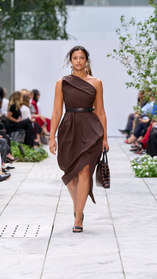 Graphic art. Crisp stripes and gingham punctuate the Spring/Summer 2027 Michael Kors Collection runway.
 
#MichaelKorsCollection
#NYFW