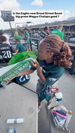 New stadium food offering at the Linc! Yall were asking me if this was good well here’s my first bite reaction! 

#symonewiththesports #philadelphiaeagles #eagles #stadiumfood #lincolnfinancialfield