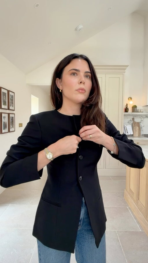 this outfit is giving me the monday boss girl motivation I need 🖤 have a lovely week everyone ✨

I’m wearing a W26 Reg in the denim and UK 6 blazer. Comment SHOP below and I’ll DM you the link to this post on my LTK https://liketk.it/6ngVb

some pr items* 

#autumnoutfits #denim #autumn