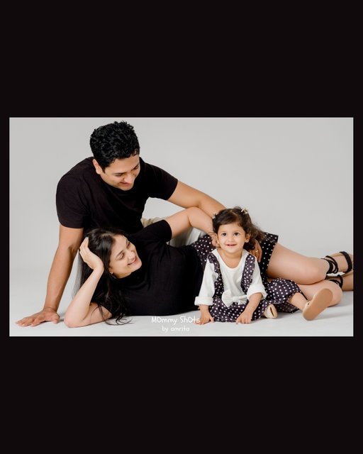 Had the absolute privilege of capturing @kennethseb @tracealison and their most adorable little Emily, who turns 2 today ❤️❤️❤️ happiest birthday to this little star ⭐️ 

#mommyshotsbyamrita #kennysebastian #familyphotography #babyphotography