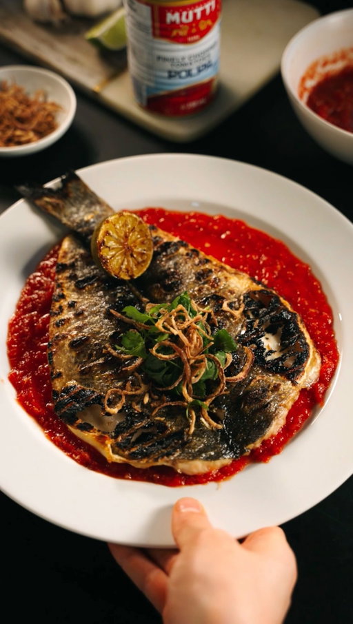 #ad Jeow Mak Len. The most versatile tomato dipping sauce, to enjoy all year round with
@mutti_canada 

Recipe:
398ml can Mutti Polpa
20ml fish sauce
15g sugar
15ml lime juice
2 cloves finely minced, fried garlic
Zest of ½ lime