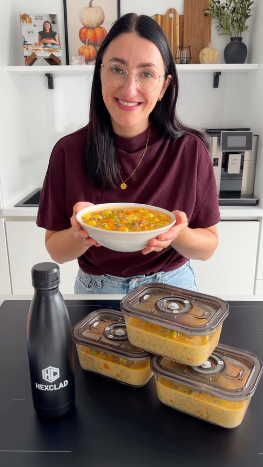 Anzeige | Hackfleisch-Gemüse-Kartoffel-Eintopf 📌 Rezept zum Speichern

Hey Foodies 💛
Herzhafter Hackfleisch-Eintopf mit Kartoffeln, Möhren, Erbsen und geschmolzenem Cheddar – schön cremig, sättigend und perfekt als Meal Prep für mehrere Tage. 😍

Mich begleiten die Produkte von @hexclad_europe mittlerweile schon seit einigen Jahren, und auch für dieses Rezept kommt das vielseitige Kochgeschirr wieder zum Einsatz: die große Hybrid-Schmorpfanne mit Deckel und 9,5 l Fassungsvermögen, dazu das Messer und mein Walnuss-Schneidebrett – perfekt, wenn man direkt eine größere Portion kocht.

🛒 Zutaten für ca. 6–8 Portionen
🥩 800 g Rinderhackfleisch 🥔 1,2 kg vorwiegend festkochende Kartoffeln 🥕 500 g Möhren 🟢 300 g TK-Erbsen 🧅 1 Zwiebeln 🧄 3 Knoblauchzehen 🫒 2 EL Öl 🌾 3 EL Mehl 🥣 1,3 l Rinderbrühe 🥛 300 ml Sahne 🧀 150 g Cheddar 🌶️ 2 TL Paprikapulver edelsüß 🌿 1 TL getrockneter Thymian 🧂 Salz & Pfeffer 🌿 1 Bund Petersilie, gehackt

👩‍🍳 Zubereitung
1️⃣ Kartoffeln schälen und in ca. 2 cm große Würfel schneiden. Möhren schalen, der Länge nach halbieren, vierteln und in kleine Stücke schneiden, Zwiebeln würfeln und Knoblauch hacken. 2️⃣ Öl in der HexClad Hybrid-Schmorpfanne erhitzen und Hackfleisch kräftig anbraten. Zwiebeln und Knoblauch dazugeben und kurz mitbraten. 3️⃣ Mit Mehl bestäuben, gut verrühren und ca. 1 Minute anschwitzen.  4️⃣ Kartoffeln, Möhren, Paprikapulver, Thymian, Salz und Pfeffer dazugeben, mit der Rinderbrühe ablöschen. und ca. 18–22 Minuten köcheln lassen. 5️⃣ Sahne und Erbsen einrühren und weitere 5 Minuten köcheln lassen. 6️⃣ Hitze reduzieren, Cheddar unterrühren und schmelzen lassen. Abschmecken und mit gehackter Petersilie servieren. 🤎