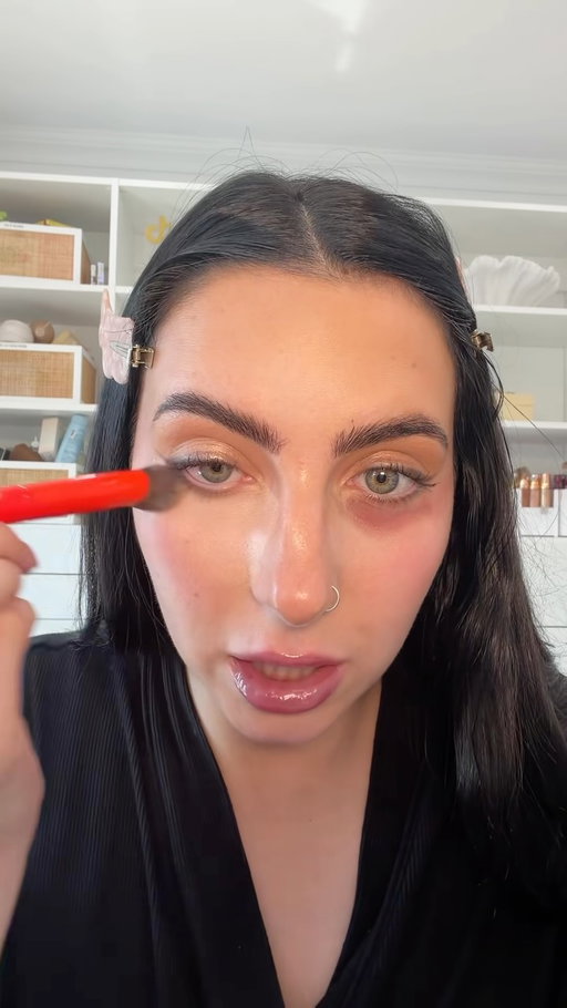 this concealer is unreal!! using shade light @winky_lux 

#winkylux #concealer #affordablemakeup #affordableconcealer