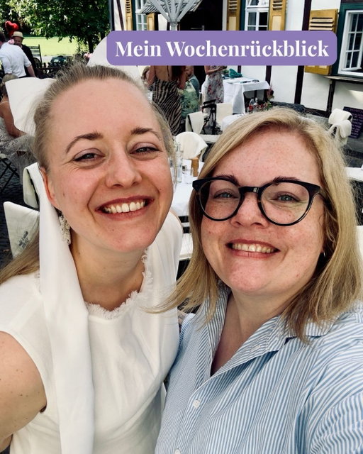 Dieses Mal: Die Hochzeits-Edition 👰‍♀️💍🤵🏾‍♂️

1. Meine „Baby-Cousine“ Luisa @luisa.marie.marten hat ihren Neville geheiratet, zu schön! 🫶🏻
2. Los ging die Woche mit Lymphdrainage. Dachte immer, das ist schmerzhaft, war aber voll angenehm! 💆‍♀️
3. Ich esse sonst nie rohe Tomaten, weil sie einfach 10 Monate im Jahr nach nichts schmecken. Jetzt im Spätsommer ist einfach die beste Zeit! Daraus hab ich die Tomatentarte gebacken, die ich letzte Woche geteilt habe 👌🏻
4. Ist noch 2 Monate hin, aber ich bin schon fleißig am Aussortieren und Spenden. Keine Verkäufe online, damit bin ich sowas von durch 🤪
5. Work im @omalorefoodstudio mit @diejungskochenundbacken. Mit Podcast-Aufzeichnung für den @mhdpodcast und was zu futtern! 🥰
6. Und dann sah es ein paar Tage so bei mir aus. Ich durfte das Kuchenbuffet für die Hochzeit ausstatten 🙋🏼‍♀️
7. Habe 3 New York Cheesecake gebacken (= im Thermomix gedämpft) und dafür original amerikanische Graham-Cookies verwendet. Köstlich! 🙌🏻
8. Und so sah das dann aus ❤️
9. Und so... Und die anderen 5 Kuchen zeige ich nicht auch alle noch einzeln. Es war toll und ein großer Spaß! ✌🏻☺️
10. Die Location war ein Traum, das Wetter perfekt. So eine schöne Hochzeit! ❤️
11. Mein Onkel hat auch noch sein hübsches Auto als Deko dahin gestellt 😅👌🏻
12. Sonntag dann nur noch Füße hoch und Kindheitsessen mit Kartoffeln, Blumenkohl, heller Sauce und Bröseln 😮‍💨

Diese Woche ist wieder viel los. Bis dann 🙋🏼‍♀️