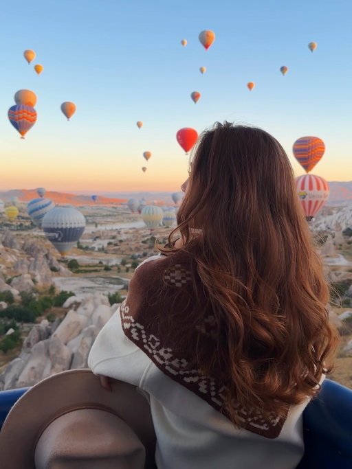 The most surreal experience and a sunrise to remember forever! The hot air balloons of Cappadocia 🇹🇷 followed by a @porsche @porsche_gb road trip driving thorough the coolest landscapes in the new electric Cayenne 

A short but very sweet 24 hours that felt like a dream!