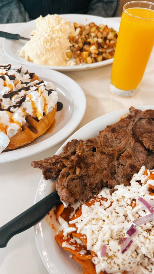 ✨Hosted✨ Brunch @briannas.cafe in Mill Creek🍳 Got the chilaquiles rojos, the gyro eggs benedict special, and a churro waffle. Great spot for a weekend breakfast or brunch 🥞