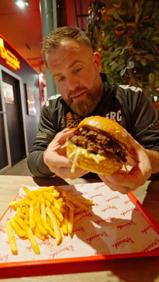 Broski Burger at EAT17, Bishop’s Stortford 🍔🔥

This one seriously caught me off guard… what a burger. Proper flavours, cooked right and absolutely worth the visit.

📍 @browskiburger: @eat17.bishopsstortford 

Would you smash this? 👀