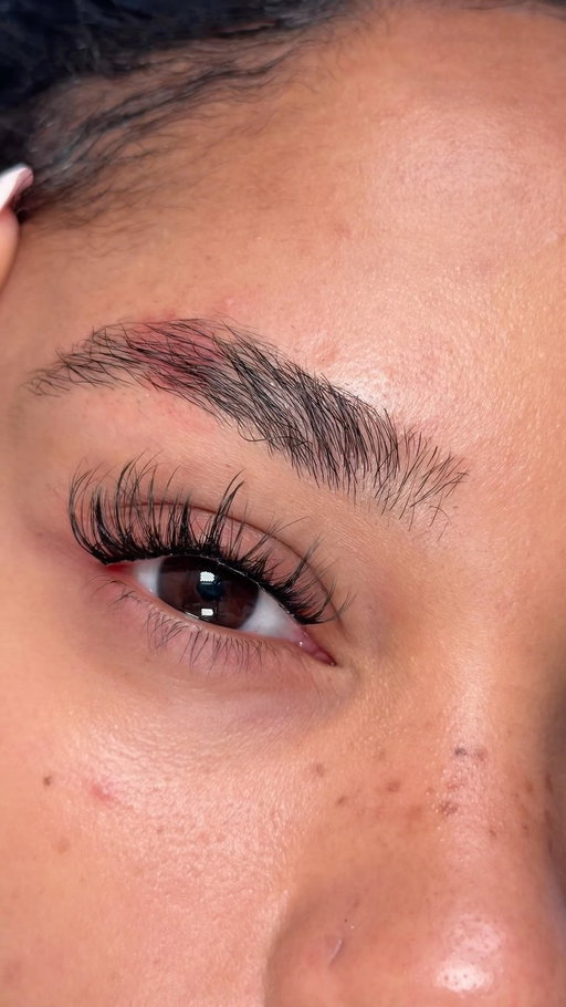 A new lash set for the week! I tried these pre glued lashes from Amazon, and I’m not mad at them! They’re super lightweight and easy to apply. I also added a thin layer of lash glue for extra hold, so they’re double secured and should last even longer!

Lashes : @eefofnnbeauty 12-93D
Lash map : 16,14,12,10 
Glue : @duoeyelashadhesive 
Tweezers : @kissnypro