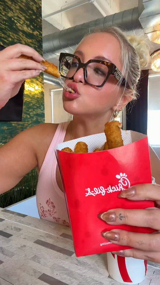 omg the chick fil a mozzarella sticks👀🙌🏼😋