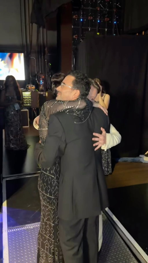 A sweet moment after taking the stage to honor Catherine O’Hara ❤️