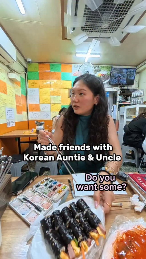Sharing is caring 😙💓 ended up chatting with them for ages- oh I sent this video to my best friend and turns out her dad is friends with him??? HUH??? Small world asf wtf 

📍 Mang won Market - Seoul, Korea 

#livepainting #kindness #travel #foodillustration #korea