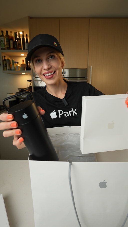 I think I look like an Apple employee now, and I’m not mad about it 🤭 I had to bring the souvenirs, cause that was definitely a trip to remember! 

#apple #applepark
