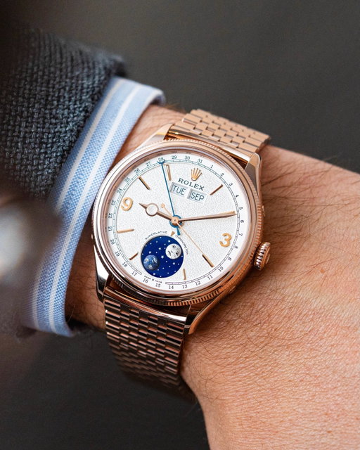Breaking news: Rolex debuts the brand new Perpetual Padellone, bringing back the moon phase alongside instantaneous complete annual calendar functionality.

Be sure to let us know your first impressions of the Perpetual Padellone1940s into the early 1950s, the new watches pays tribute to the brand’s legacy, while looking toward its future. Housed in a 39mm case and offered in Everose gold and platinum, this isn’t just one of the most elegant Rolex pieces to date, but one that introduces a suite of new mechanical innovations.

Packed with instantaneous complete annual calendar and moonphase the new automatic Calibre 7190 within builds on recent technologies, including a Syloxi hairspring and the Dynapulse escapement introduced with the Land-Dweller, while adding the new patented Haplos annual-calendar system. The new line is kicking off with three distinct configurations, including one with a matching Settimo bracelet in Everose Gold for the first time.

We’re reporting to you live from the launch, with a full video now on YouTube and an article by @glassofmilt on our website. Be sure to let us know your first impressions of the Perpetual Padellone in the comments!