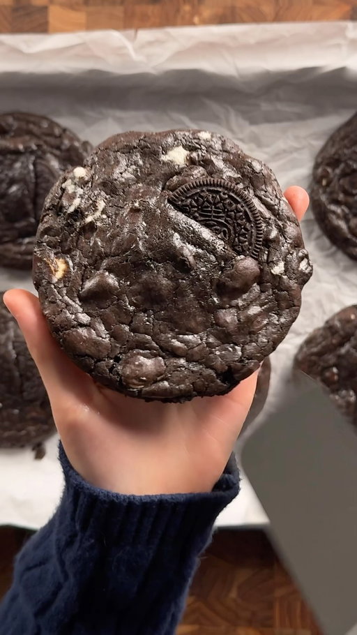 cookies n cream brownie cookies
~ 2 cups (340g) bittersweet or semisweet chocolate
3/4 cup (170g) unsalted butter
1/2 cup (100g) white sugar
1 1/3 cups (270g) brown sugar
4 eggs
2 tsp (8g) vanilla extract
1 1/2 cups (190g) ap flour
1/2 cup (50g) dutch process cocoa powder
3/4 tsp (4g) salt
3/4 cup (100-120g) oreo cookies
1 cup (150-180g) white chocolate chips
+extra oreos for assembly.
*in a microwave safe bowl, gradually microwave the butter and chocolate together until its smooth. do it in 15-20 sec increments to not burn the chocolate. whisk in the cocoa powder while its still warm and then set this aside. in a large bowl, whisk together the eggs and sugars together well until its foamy. then add in the cooled chocolate/butter mixture and mix until combined. then add in the vanilla. gently mix in the dry ingredients. then fold in the chopped oreos and white chocolate. set in the fridge for an hour. scoop and place a oreo on the bottom, then bake at 350 for 11-14 min or until the top looks set and crackly a bit!