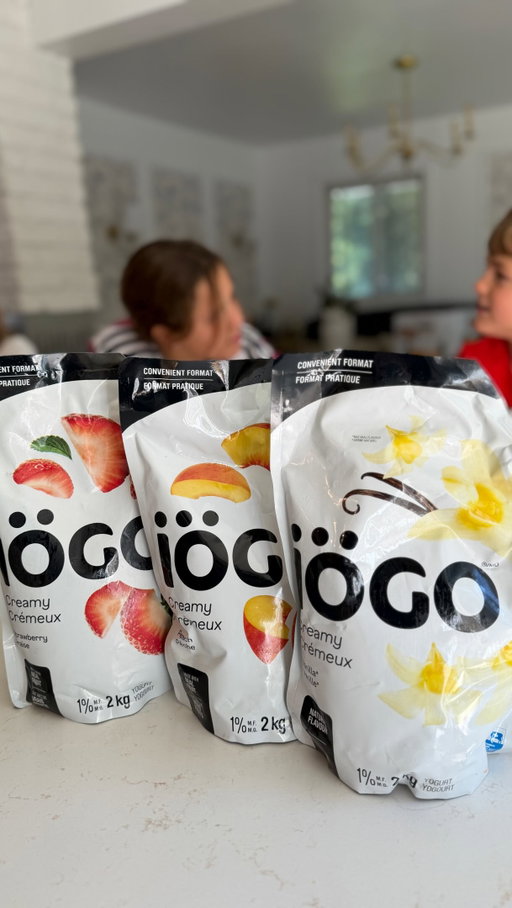 #Pub Vous aussi, vous avez l’impression que votre cuisine ne ferme jamais? 😅💛 Avec trois enfants, il y a toujours quelqu’un qui déjeune, prépare son lunch, revient de l’école avec une petite faim ou demande une collation avant le dodo. 🥣

J’aime les produits qui suivent notre vrai rythme de vie, sans me compliquer les choses. Le format familial de 2 kg de @iogocanada nous accompagne naturellement du matin au soir : pour mes overnight oats, les lunchs des enfants, ma collation préférée et les petits moments gourmands en soirée. ✨

Un seul format, plus de 15 portions, une foule de possibilités… et chez nous, il disparaît toujours beaucoup plus vite qu’on le pense! 😂

Et vous, à quel moment de la journée mangez-vous le plus souvent du yogourt? 👇💛

#iÖGO #RoutineFamiliale #Collation #Déjeuner Lunch VieDeFamille Partenariat