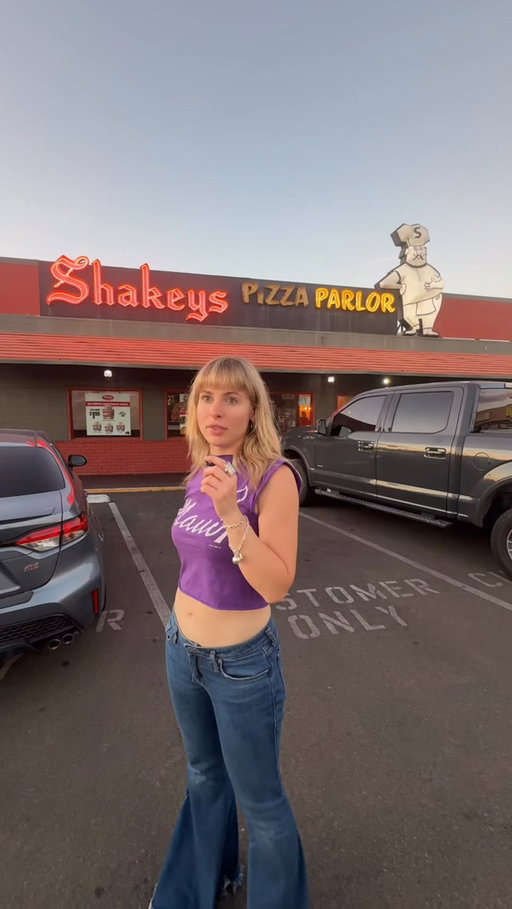 My first time at Shakey’s Pizza was unforgettable there’s nothing like a $9.00 salad bar and a raspberry iced tea 

where did all the salad bars go 

#foodie #losangeles #restaurants
