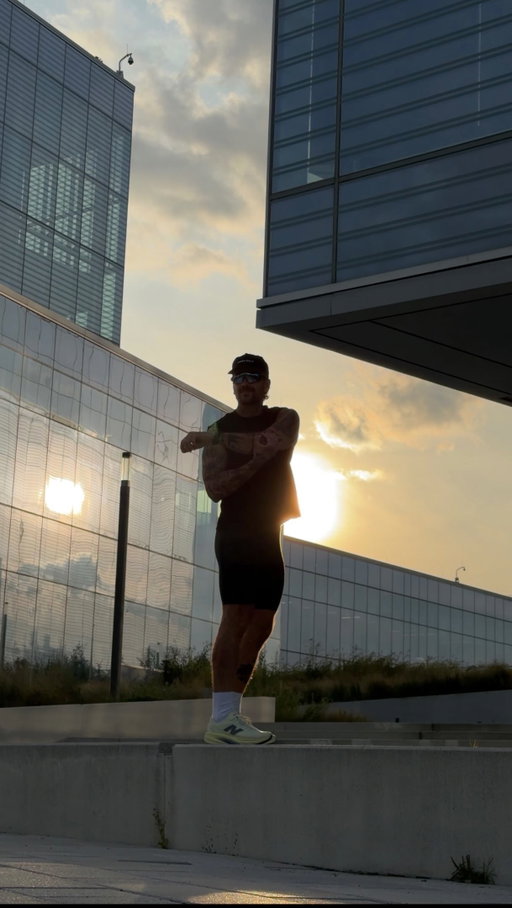 @campus.coach , mon allié numéro un pour ma prep demi marathon du @mtlmarathon 🏃‍♂️ 

Cette année, j’ai aussi eu le privilège de mentorer quelqu’un dans sa préparation pour son demi marathon. Campus a bâti une progression adaptée à son rythme, à son niveau et à son quotidien.

Entraînements de course, séances de muscu spécifiques, peu importe ta distance, y a un entraînement pour toi. Débutant, intermédiaire ou avancé, l’app s’adapte à toi et te permet de progresser à ton rythme.

Profitez de 1 mois gratuit avec le code RENAUDRUN. Lien en bio! 🔗

#CampusCoach #DemiMarathon #CourseMontréal #pub