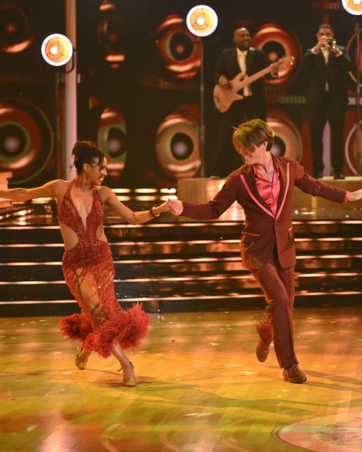 We’re telling EVERYONE about Taylor and Britt 🥳 What did you think of their stunning Premiere Quickstep? ✨ #DWTS