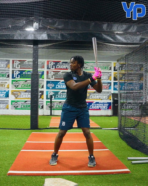 2028 Colin Raymond (@colinraymond_) looked sharp tonight ⚡️. The 17-year-old is uncommitted and is listed at 6’3” 205 lbs.