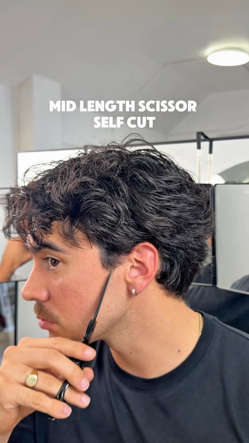 Mid length scissor self cut ✂️ 

Been growing it out for the last couple months to get to this point and maintenance cuts are key to this. Leave-in-conditioner from @BASED #Basedpartner to keep the volume down. 

#wavyhair #selfcuts #scissorcuts #menshair