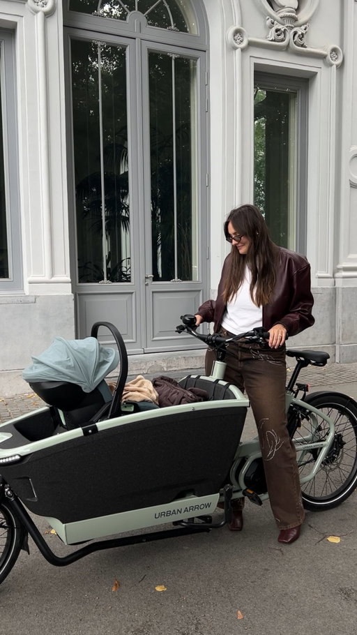 reclame Proud member of the @urbanarrow club! feels sooooo good to have the freedom to roam the city again, and this time with baby girl by my side (after 3 months already! so convenient) 🎀 

my fave part of this huge upgrade? safely skipping traffic, being able to bring tons of baby stuff (because wow) & not being drenched in sweat while doing so because ✨ electric ✨yes please! not to mention this super chic green colourway of the #UrbanArrow Family Next bike that somehow suits all of my outfits haha 💅

catch this city girl flying from coffee bar to daycare to supermarket to museum and back yeehaw! 🪽🪽