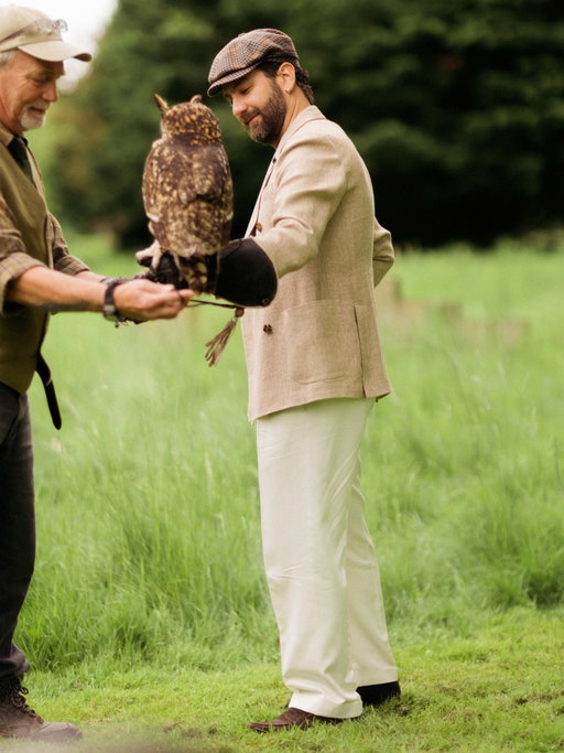 A lesson in patience, precision and trust. An extraordinary falconry experience.