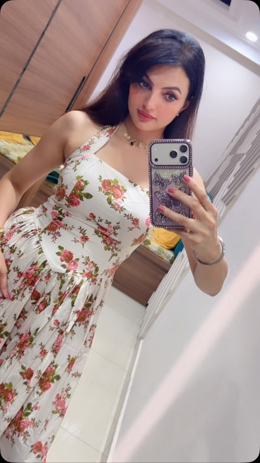 Beauty in the mirror 🤭🤭
.
.
.
.
.
.
@diljitdosanjh 🙏
Thx for beautiful dress @diamondlady.in