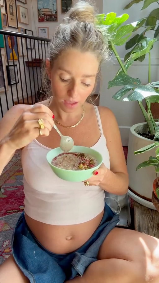 you will not catch me ordering a PSL, but you will find me stirring @perelelhealth limited edish pumpkin chai protein with fiber and creatine into my morning oats bc I know a good thing when I taste it, and these pb protein oats just became goated for bfast.

(It’s preggo safe for all my future mamas!!!)