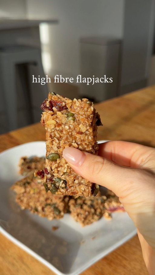 High fibre flapjacks: 🤎 @purevia_uk 
Recipe makes 6-8
160g oats 
2tbsps milled flax seeds 
1 tbsp  @purevia_uk psyllium husk powder
50g almonds 
50g dried cranberries 
40g pumpkin mixed seeds 
60g nut butter 
1tsp cinnamon 
80ml maple syrup 
3tbsp coconut oil 

method: 
place all your dry ingredients in a large bowl and mix. then add your wet ingredients and mix well again until everything is combined & you have a sticky mixture. next, place your mixture into a baking tray lined with baking paper so it doesn’t stick and squish the flapjack mixture down with a spoon so it is tightly compact. leave this to set in the fridge for at-least 2 hours. 

once set cut into squares and enjoy or store in the fridge until desired! 🫶🏽

#healthyfood #refinedsugarfree #nobakedessert #veganrecipes #fibre