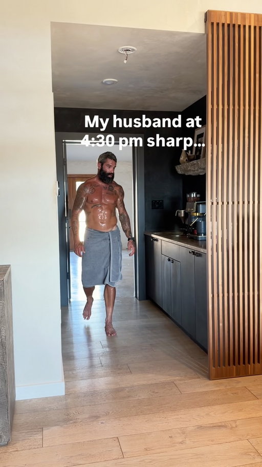 like clockwork👀
Every day he comes in DRIPPING in sweat from the sauna so I scheduled @SharkHome to handle the mess 😂  Its UV Reveal Technology spots the messes and gets right to mopping and is one less thing for me to nag him about 🙌 #SharkPartner #couples #husbandandwife #shitnatedoes