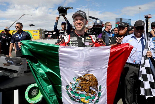 Orgulloso de ser mexicano y de llevar mi bandera conmigo a donde quiera que vaya. 🇲🇽

Representar a mi país aquí en Estados Unidos es un privilegio que nunca tomo a la ligera. Espero siempre hacerlos sentir orgullosos.

¡Viva México! 🇲🇽
