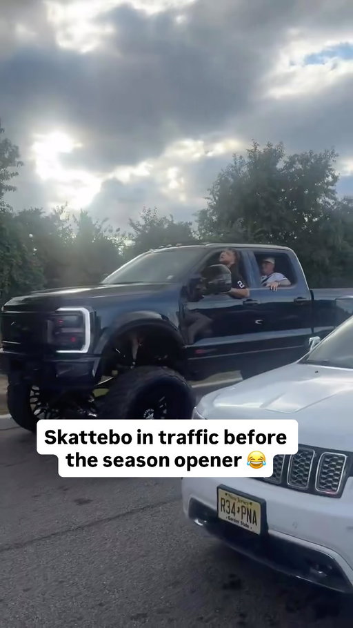 Cam Skattebo in traffic before Sunday’s game shouting out the window like he’s just a fan excited for the first tailgate of the year 😂 (via Chris Rosa / @nygiants_rush)